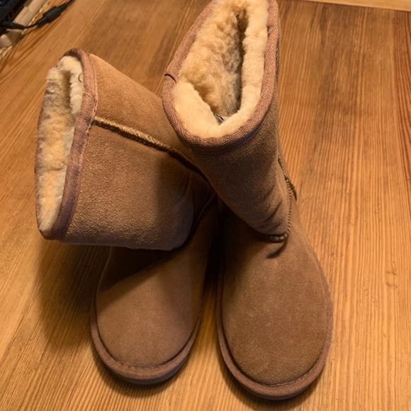 UGG - Picture 2 of 4